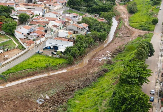 Limpeza e desassoreamento de córregos em Itapetininga retiram 675 caminhões de resíduos