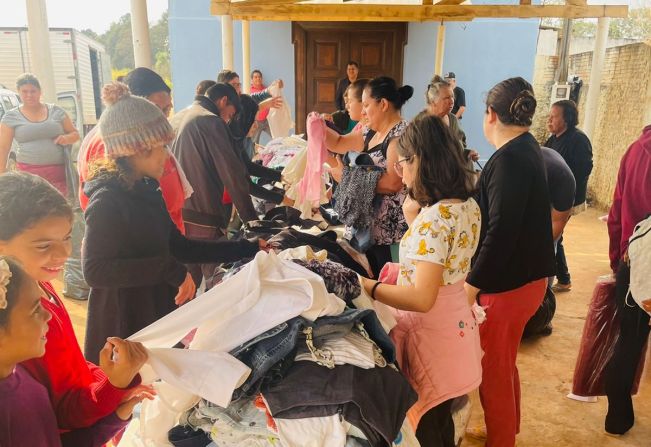 3 mil peças de roupas são entregues no fim de semana para moradores da região do Curuçá em Itapetininga