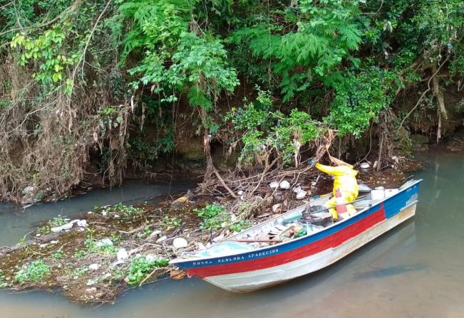 Mais 200 kg de materiais são recolhidos durante o “4º arrastão da limpeza” às margens do Ribeirão dos Cavalos em Itapetininga