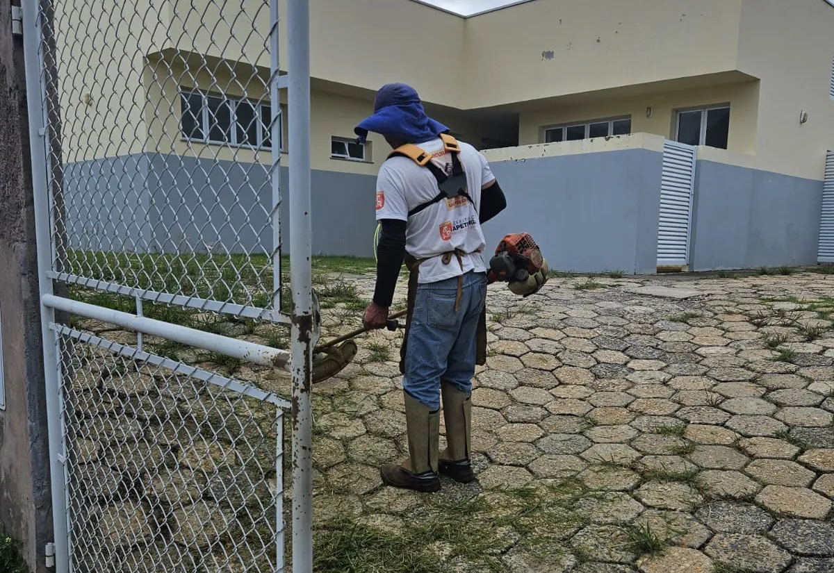 Prefeitura de Itapetininga realiza serviços de roçada, poda e limpeza em unidades de saúde e espaços públicos