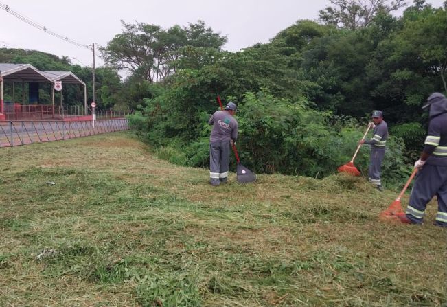Secretaria de Serviços Municipais faz limpeza e roçada em  avenidas e praças de Itapetininga nesta quarta-feira, dia 1º