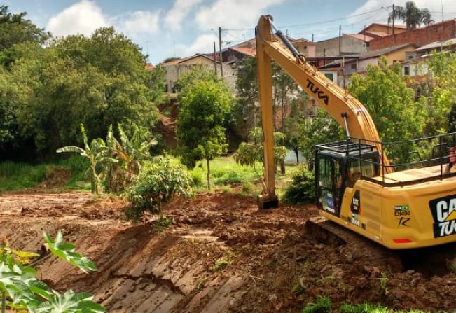 Serviços de desassoreamento e limpeza são realizados na região do bairro Central 4L em Itapetininga