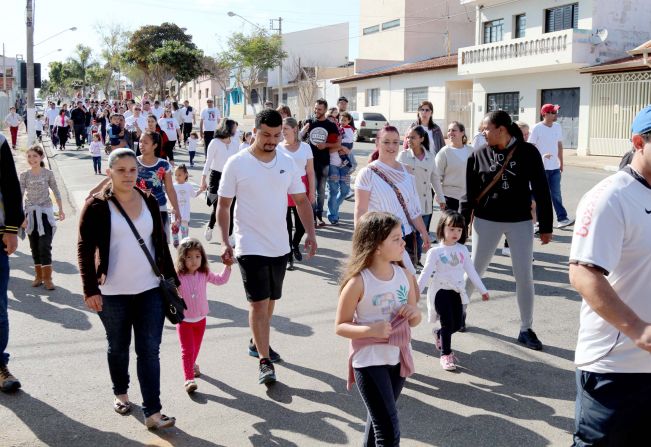 Caminhada da família em homenagem ao Dia dos Pais 