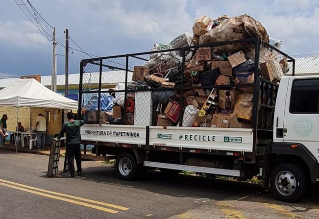 Câmbio Verde troca 1,5 tonelada de materiais recicláveis por alimentos na Vila Piedade, em Itapetininga