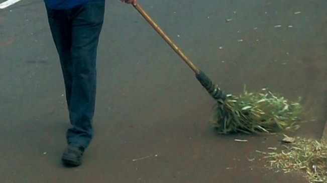Prefeitura mantém equipes trabalhando diariamente na limpeza pública