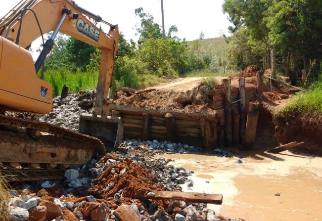 Equipe da Secretaria de Obras trabalha na ponte da VÃ¡rzea