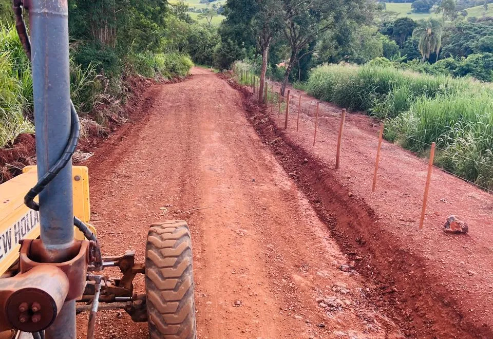 Estradas rurais dos bairros Campo do Meio e Rocinha, em Itapetininga, recebem serviços de nivelamento