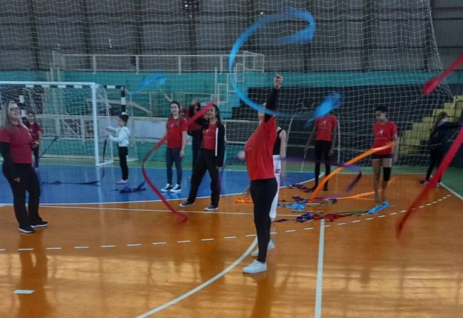 Atleta da Seleção Brasileira de Ginástica Rítmica, Isadora Carnielli, faz demonstração para alunos da Escolinha Municipal da modalidade e grupo da Melhor Idade