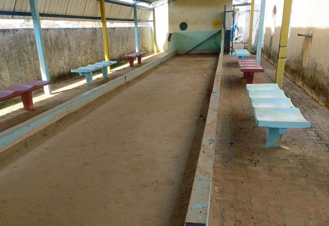 CANCHA DE BOCHA RECEBE SERVIÇOS DE LIMPEZA E CAPINAÇÃO PELA PREFEITURA DE ITAPETININGA.