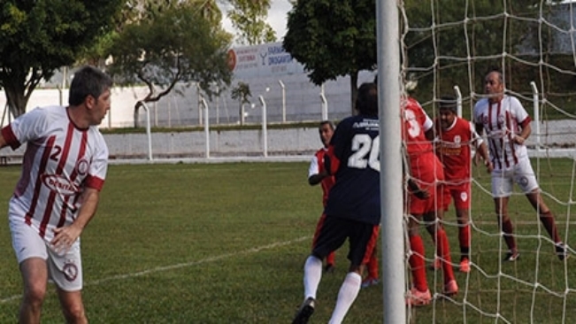 Derac e Veteranos Itapetininga goleiam na estreia do Campeonato 