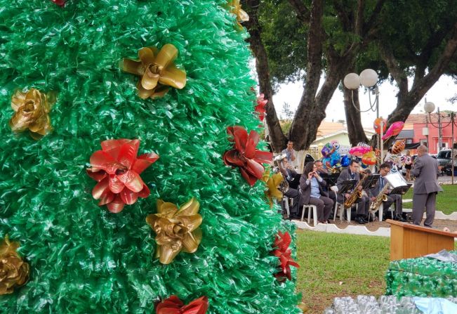 Chegada do Papai Noel atrai famílias na praça Peixoto Gomide
