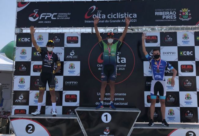 Ciclista de Itapetininga sobe ao pódio e comemora vitória