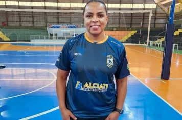 Campeã olímpica Fofão agita crianças e adolescentes durante visita ao Ginásio Municipal “Ayrton Senna da Silva”, em Itapetininga