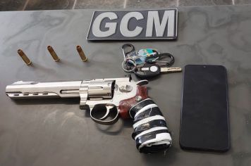 Guarda Municipal prende motorista embriagado e apreende simulacro de arma de fogo e munições