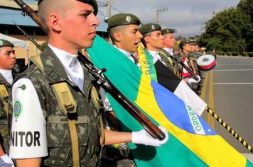 Mais de 5 mil pessoas prestigiam desfile cívico de 7 de Setembro na Marginal do Chá