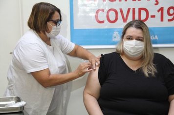 Médica é a primeira profissional de saúde a receber a vacina contra Covid-19