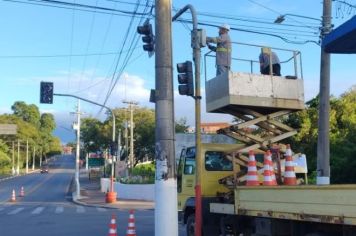 Secretaria de Trânsito realiza manutenção no semáforo da vila Orestes