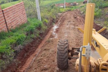 Bairro Sabiaúna recebe obras de drenagem e nivelamento em estradas