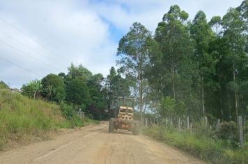 Secretaria de Serviços Públicos faz nivelamento da Estrada do Bairro do Pinhal