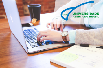 UAB oferece curso a distância gratuito de Especialização 