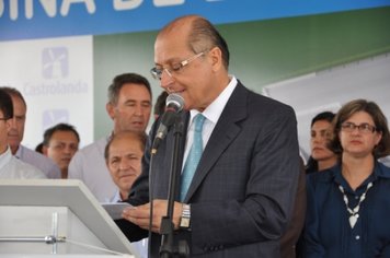 Governador  lança pedra fundamental de indústria de laticínios