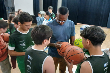 Trajetória de vida e superação do ex-jogador de basquete e árbitro internacional Pacheco é abordada durante palestra em Itapetininga