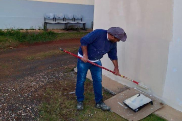 Secretaria de Serviços Públicos realiza pintura na Policlínica