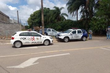 Operação da GCM, PM e Serviços Públicos desmonta barracos de usuários de drogas na linha férrea, em Itapetininga