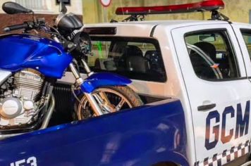 Homem é preso com drogas e motocicleta adulterada em Itapetininga