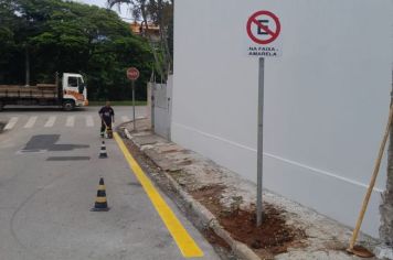 Secretaria de Trânsito reforça sinalização na rua Gertrudes Domingues Laureano, na vila Santana