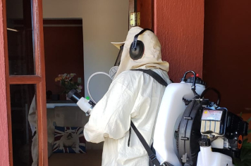 Secretaria de Saúde realização nebulização contra a dengue em Itapetininga