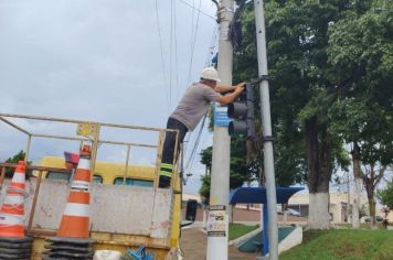 Secretaria de Trânsito realiza manutenção no semáforo da av. 5 de Novembro