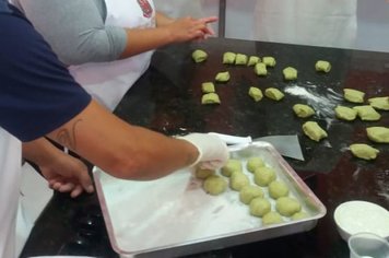 Alunos do curso de Padaria Artesanal do Fundo Social aprendem a fazer pão de ervas