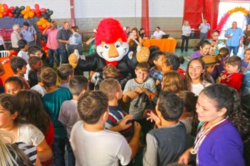 Formatura do Proerd reúne centenas de alunos na quadra poliesportiva da EMEF “Profª Rosa Badin Vieira”