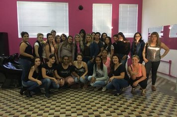 Técnicas de penteado para festas são ensinadas para alunas do curso do Fundo Social de Solidariedade de Itapetininga