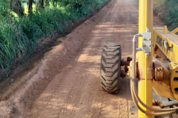 Estrada Manoel Maricato, no bairro Capão Alto, recebe nivelamento