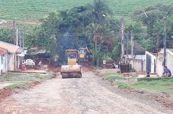 Equipes da prefeitura trabalham na manutenção de ruas e assistência à famílias durante período chuvoso