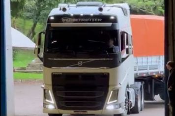 Carretas com 80 toneladas em doações de Itapetininga chegam a Novo Hamburgo, no RS