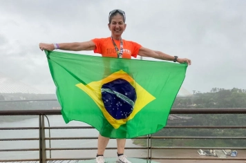 Mãe e filho enfrentam chuva forte e atravessam três países na Meia Maratona Internacional