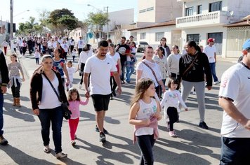 Caminhada da família em homenagem ao Dia dos Pais 
