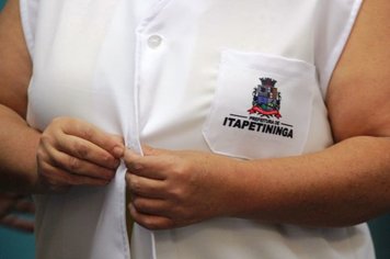 Jalecos padronizados começam a ser entregues aos funcionários que realizam atendimento ao público 