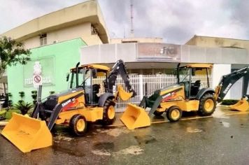 Prefeitura de Itapetininga recebe duas novas retroescavadeiras que reforçam a frota para manutenção da cidade