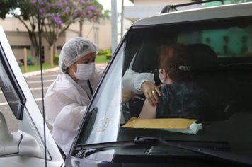 Foram vacinados idosos com 76 anos ou mais no Atende Fácil