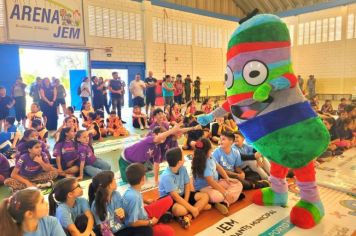 Abertura dos 14º Jogos Estudantis Municipal teve participação de centenas de alunos e ex-atleta de vôlei Josiane Marangon como madrinha