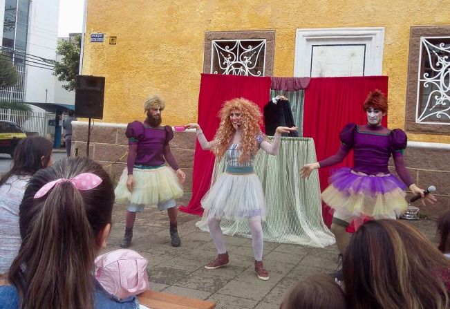 Espetáculo teatral chama a atenção no Largo dos Amores