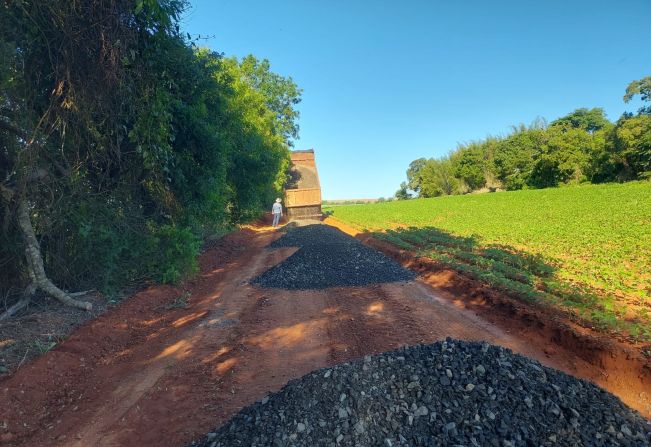 Bairro do Quaresma, na área rural de Itapetininga, recebe manutenção em estrada