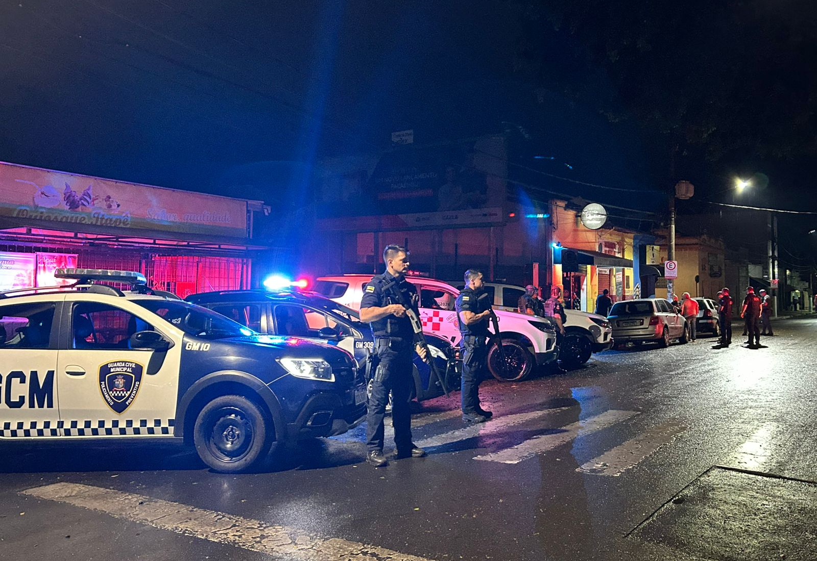 GCM realiza operação integrada, reforça segurança e fecha estabelecimentos irregulares