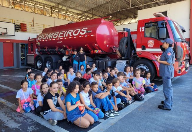 Visita dos alunos dos 5º anos da EMEIF Prof. Francisco Fabiano Alves ao quartel do Posto de Bombeiros de Itapetininga