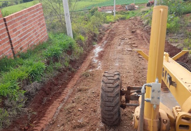 Bairro Sabiaúna recebe obras de drenagem e nivelamento em estradas