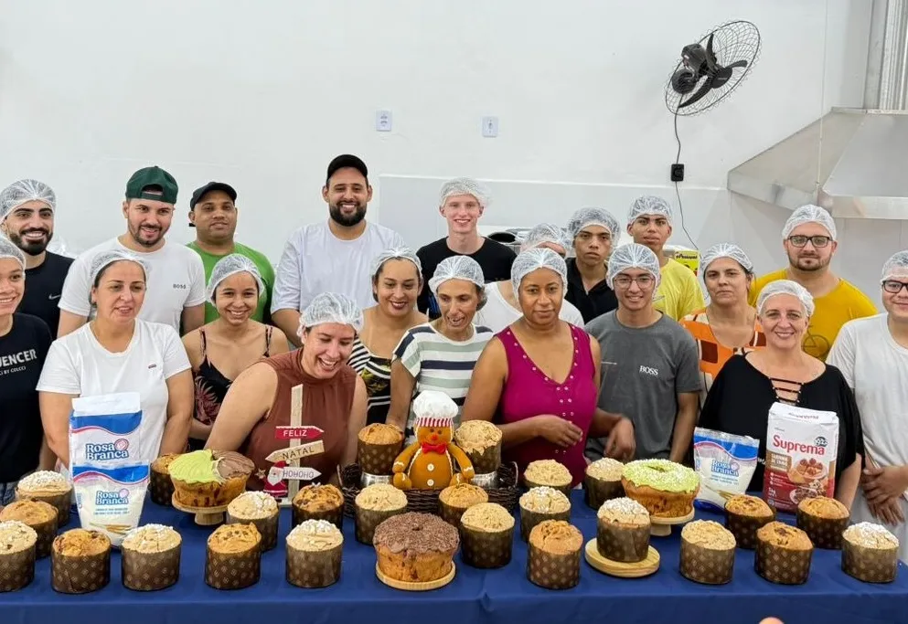 Chef Claudio Mota Neves oferece treinamento gratuito sobre técnicas de produção de panetones em Itapetininga